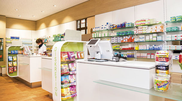 Zwei Verkaufstresen in der Bismarck-Apotheke