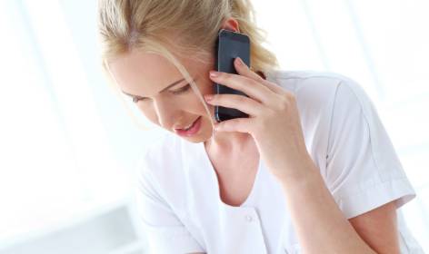 Eine blonde Frau am Telefon